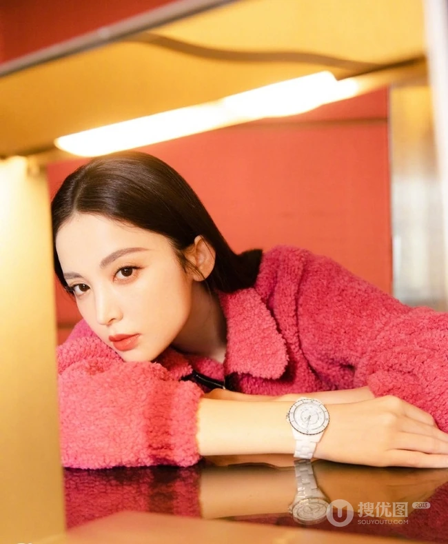 女星古力娜扎微博晒红衣美照，手摸额头颜美动人
