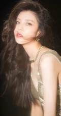 宋妍霏超气质动人梦幻写真图片，金色亮片裙尽显完美身段