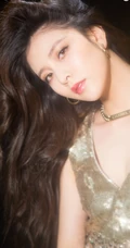 宋妍霏超气质动人梦幻写真图片，金色亮片裙尽显完美身段