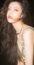 宋妍霏超气质动人梦幻写真图片，金色亮片裙尽显完美身段