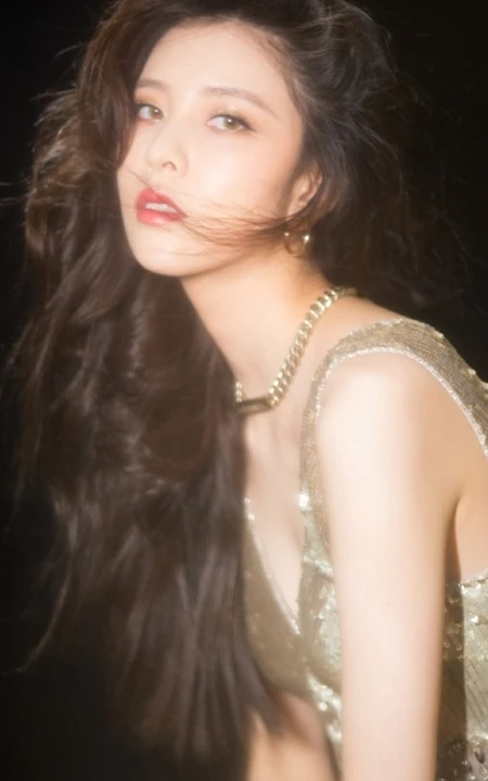 宋妍霏超气质动人梦幻写真图片，金色亮片裙尽显完美身段