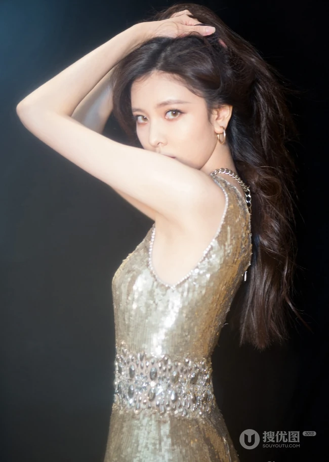 宋妍霏超气质动人梦幻写真图片，金色亮片裙尽显完美身段