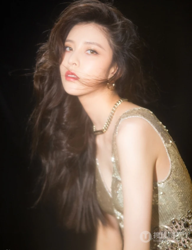 宋妍霏超气质动人梦幻写真图片，金色亮片裙尽显完美身段