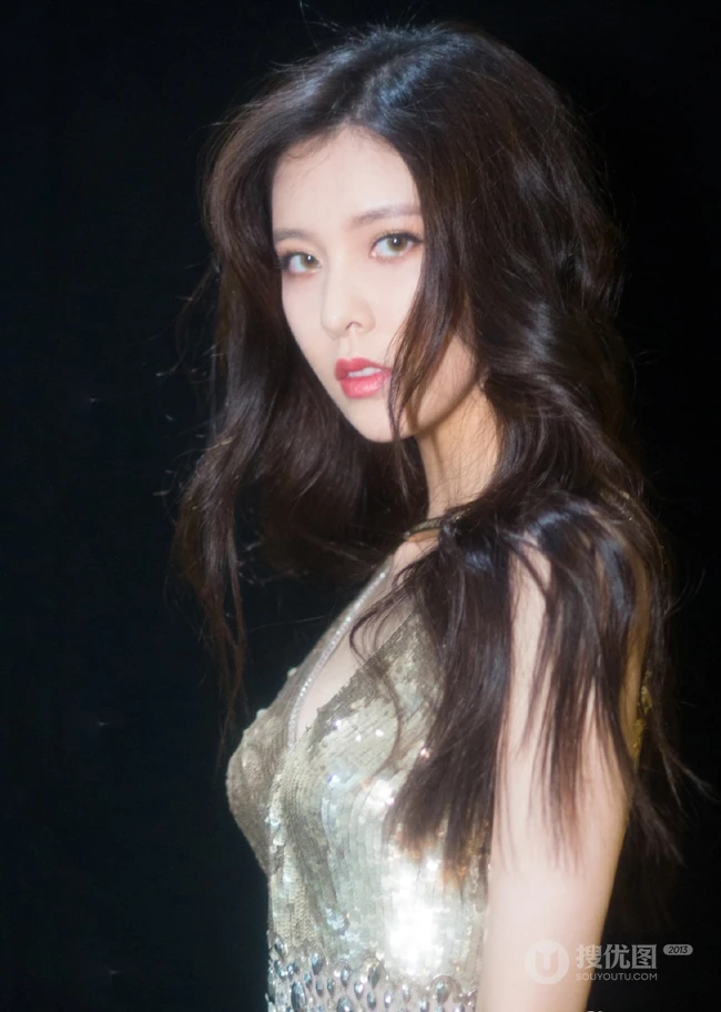 宋妍霏超气质动人梦幻写真图片，金色亮片裙尽显完美身段
