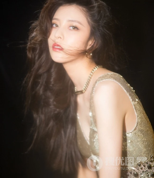宋妍霏超气质动人梦幻写真图片，金色亮片裙尽显完美身段