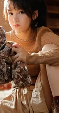 甜甜的酒窝很动人，可爱甜美短裙少女整理室内写真图片