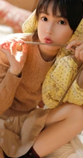 甜甜的酒窝很动人，可爱甜美短裙少女整理室内写真图片