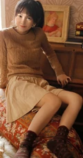 甜甜的酒窝很动人，可爱甜美短裙少女整理室内写真图片