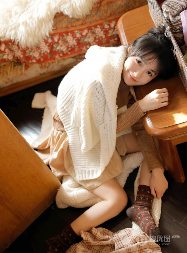 甜甜的酒窝很动人，可爱甜美短裙少女整理室内写真图片