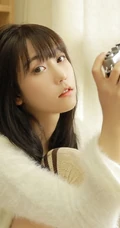 文艺系长发少女，毛衣，短裤，大长袜室内写真图片