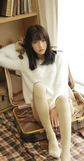 文艺系长发少女，毛衣，短裤，大长袜室内写真图片