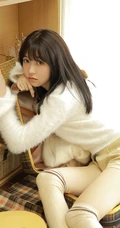 文艺系长发少女，毛衣，短裤，大长袜室内写真图片
