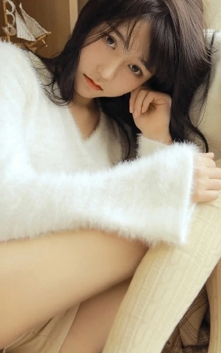 文艺系长发少女，毛衣，短裤，大长袜室内写真图片
