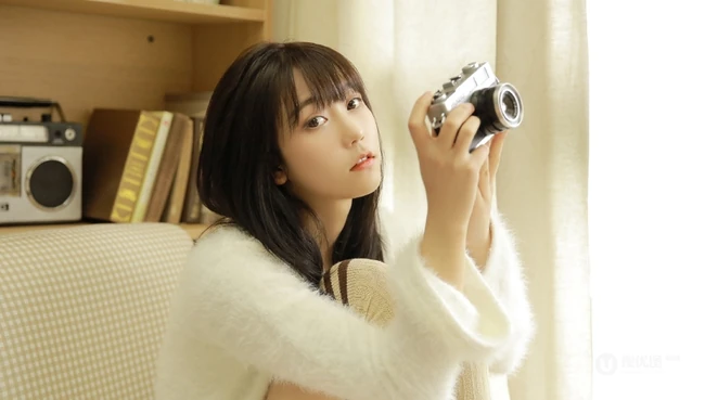 文艺系长发少女，毛衣，短裤，大长袜室内写真图片