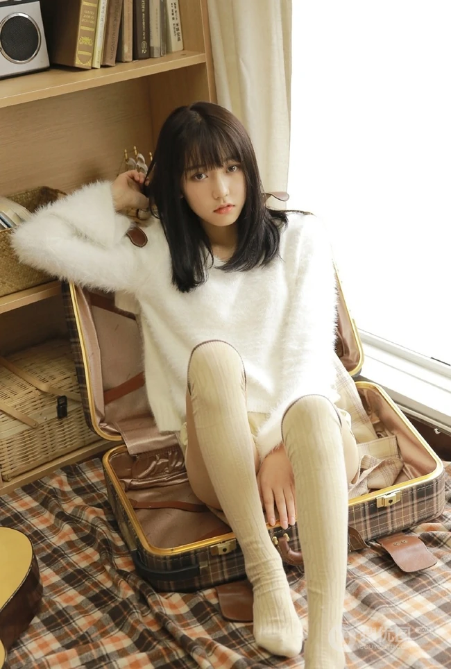文艺系长发少女，毛衣，短裤，大长袜室内写真图片
