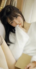 文艺系长发少女，毛衣，短裤，大长袜室内写真图片