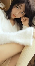 文艺系长发少女，毛衣，短裤，大长袜室内写真图片