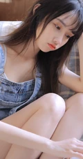 气质白皙气质女生肩带牛仔裤高清近距离写真图片