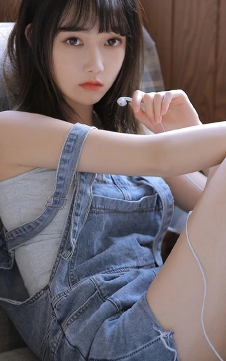 气质白皙气质女生肩带牛仔裤高清近距离写真图片