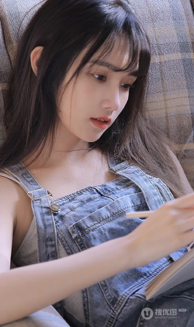 气质白皙气质女生肩带牛仔裤高清近距离写真图片