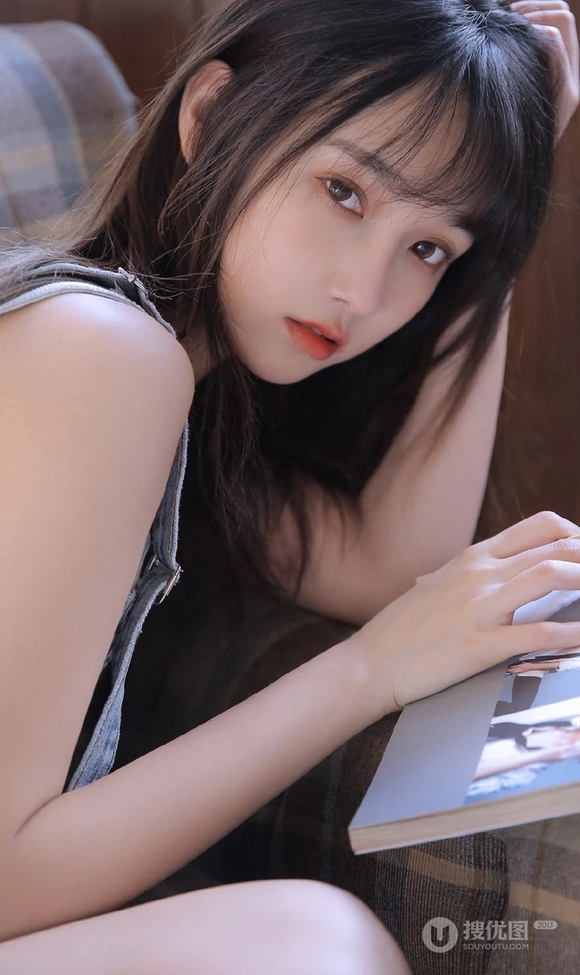 气质白皙气质女生肩带牛仔裤高清近距离写真图片