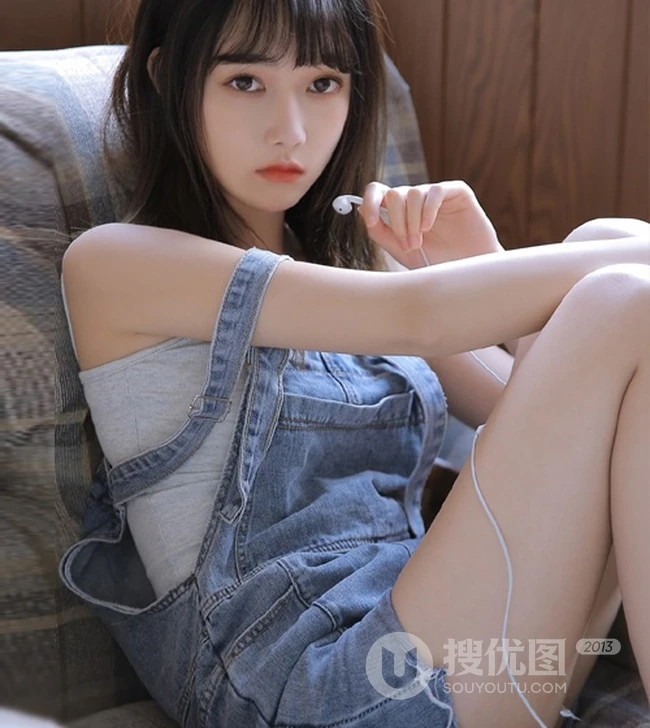 气质白皙气质女生肩带牛仔裤高清近距离写真图片
