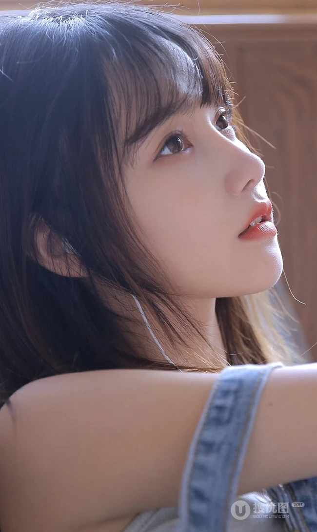 气质白皙气质女生肩带牛仔裤高清近距离写真图片