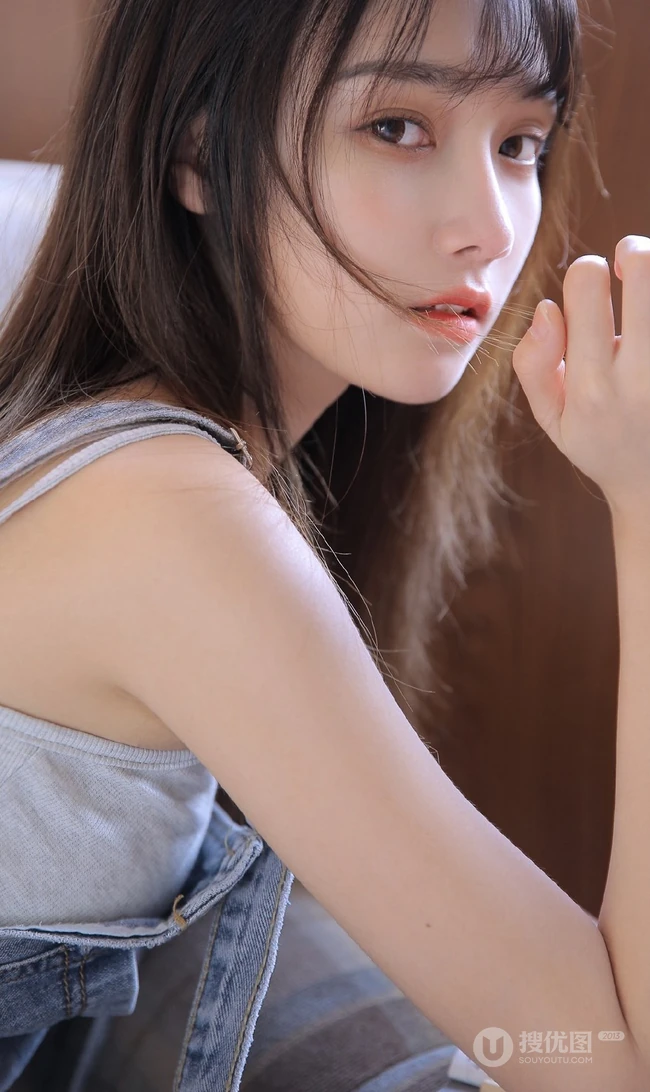 气质白皙气质女生肩带牛仔裤高清近距离写真图片