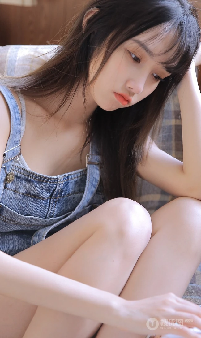 气质白皙气质女生肩带牛仔裤高清近距离写真图片