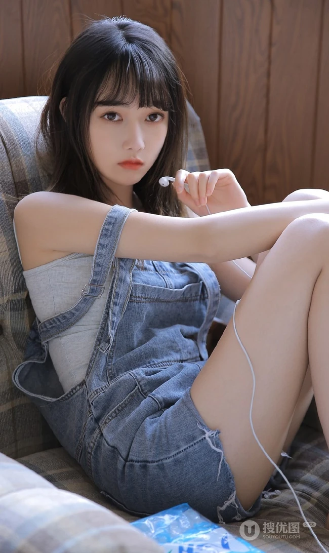气质白皙气质女生肩带牛仔裤高清近距离写真图片