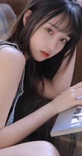 气质白皙气质女生肩带牛仔裤高清近距离写真图片