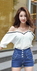 街拍长发气质牛仔短裤气质女生照片