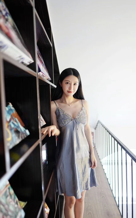 苗条身材与娇柔姿态，女生luna张静燕气质甜美写真图片