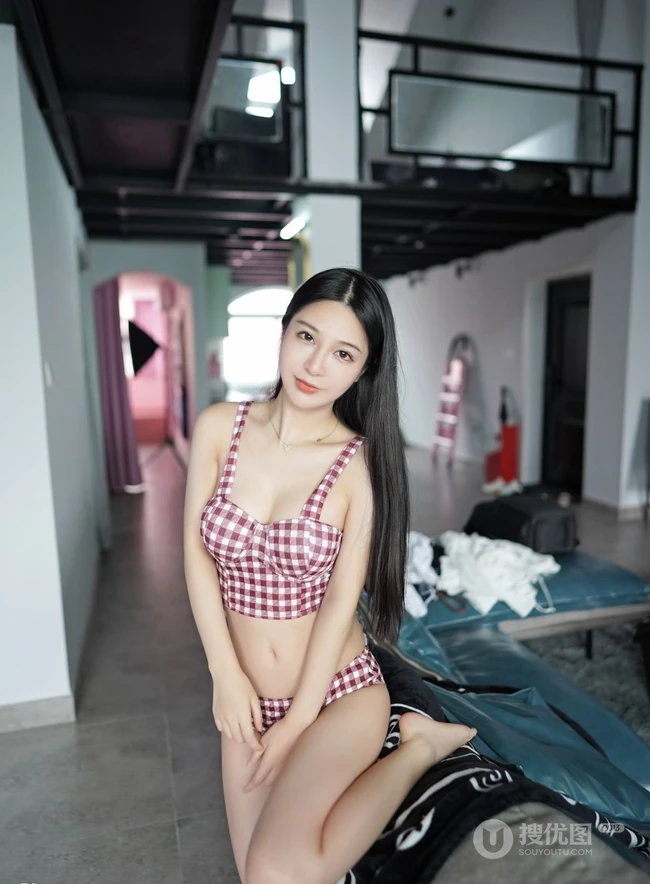 苗条身材与娇柔姿态，女生luna张静燕气质甜美写真图片