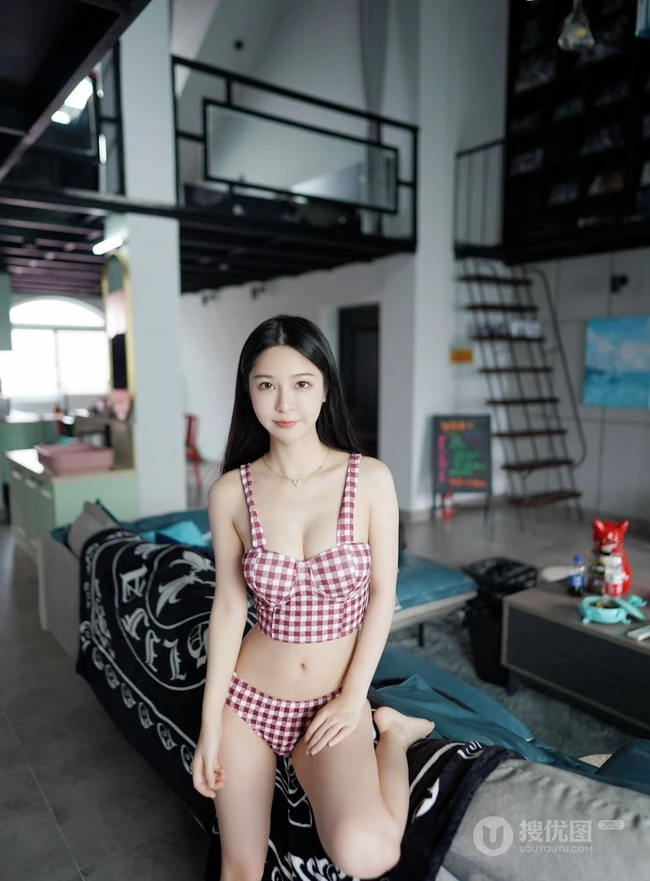 苗条身材与娇柔姿态，女生luna张静燕气质甜美写真图片