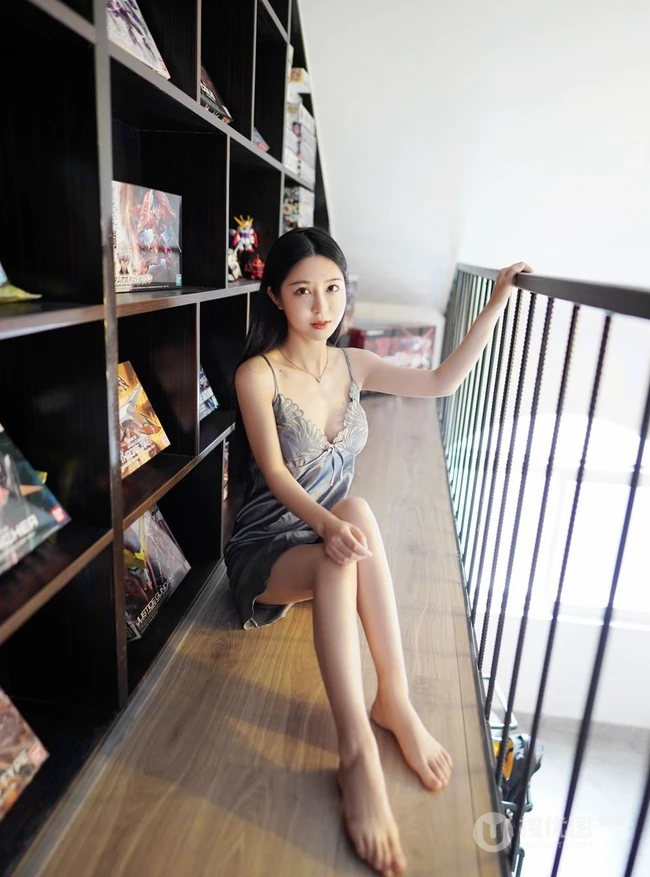 苗条身材与娇柔姿态，女生luna张静燕气质甜美写真图片