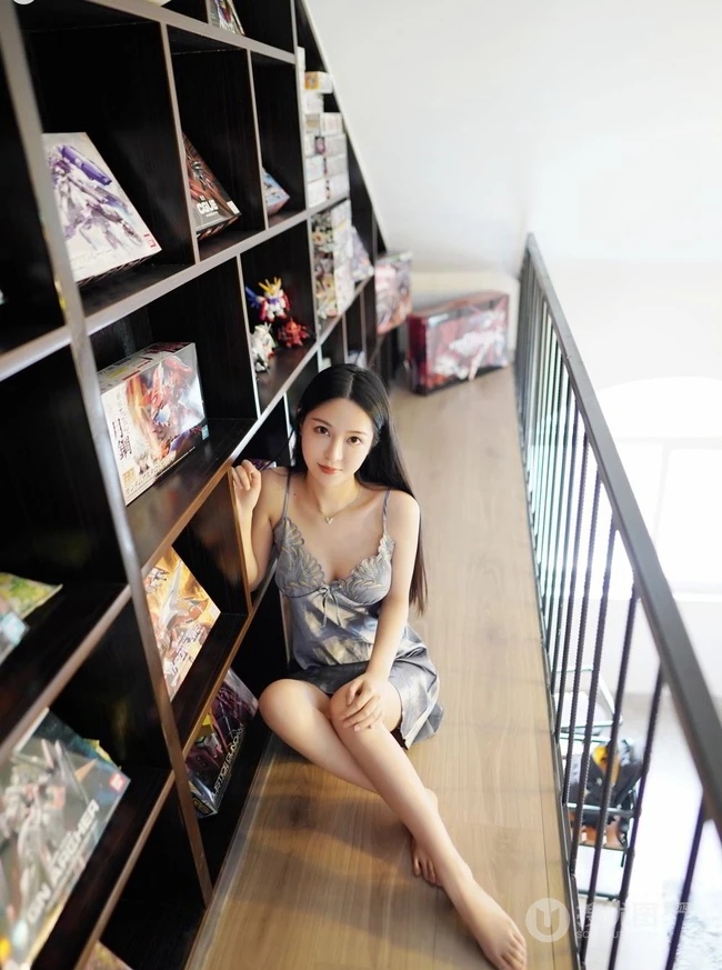 苗条身材与娇柔姿态，女生luna张静燕气质甜美写真图片