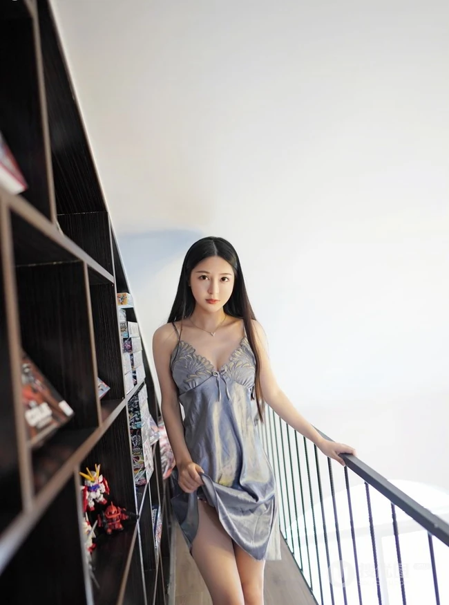 苗条身材与娇柔姿态，女生luna张静燕气质甜美写真图片