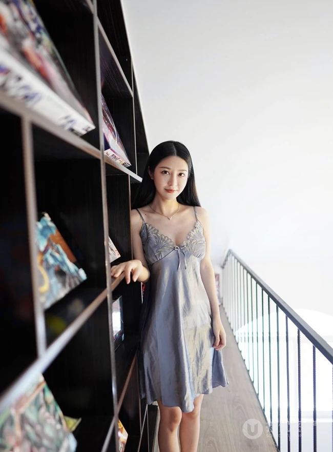 苗条身材与娇柔姿态，女生luna张静燕气质甜美写真图片