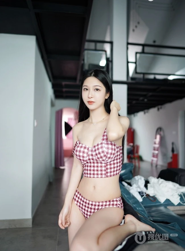 苗条身材与娇柔姿态，女生luna张静燕气质甜美写真图片