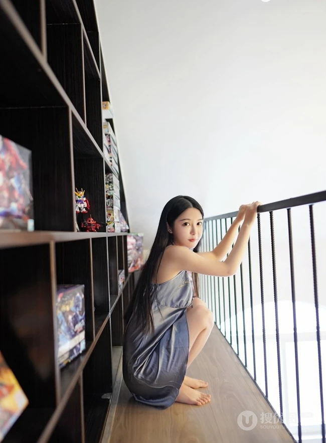 苗条身材与娇柔姿态，女生luna张静燕气质甜美写真图片