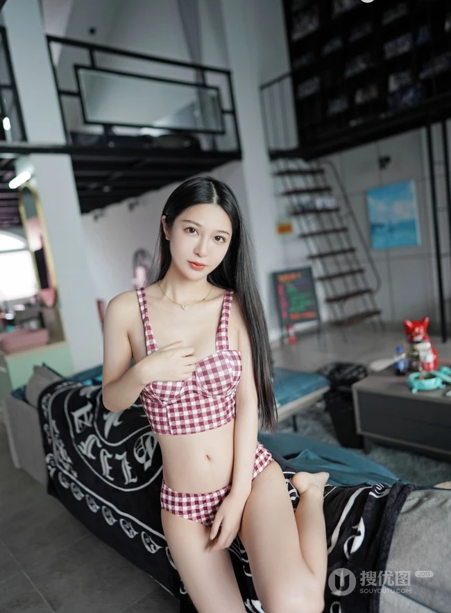 苗条身材与娇柔姿态，女生luna张静燕气质甜美写真图片