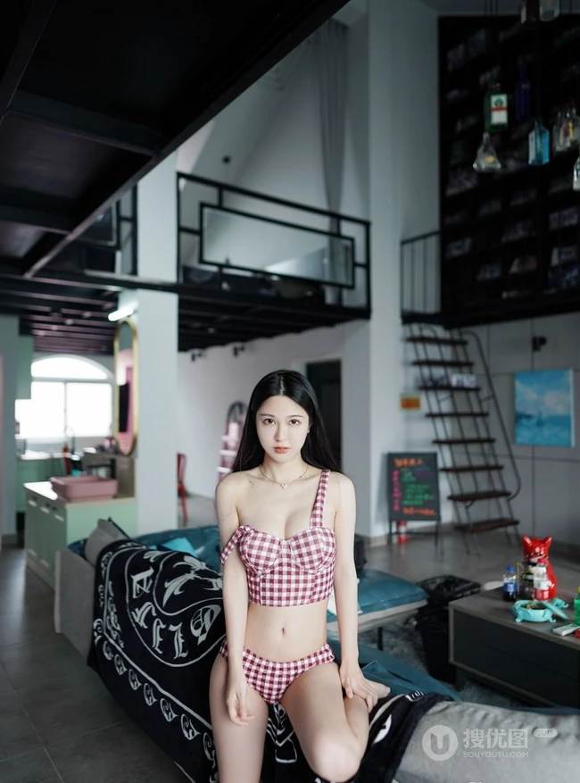 苗条身材与娇柔姿态，女生luna张静燕气质甜美写真图片