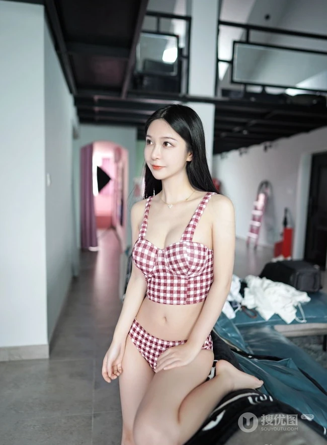 苗条身材与娇柔姿态，女生luna张静燕气质甜美写真图片