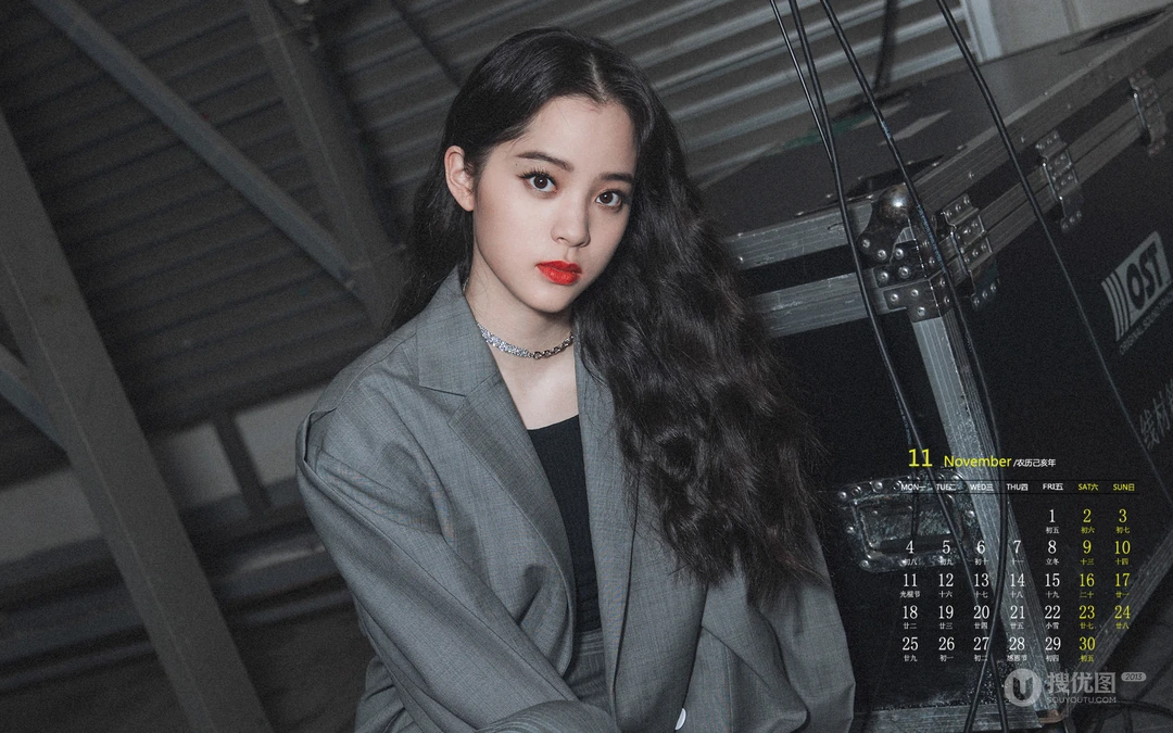 微卷长发美女欧阳娜娜高清正装西服桌面壁纸图片