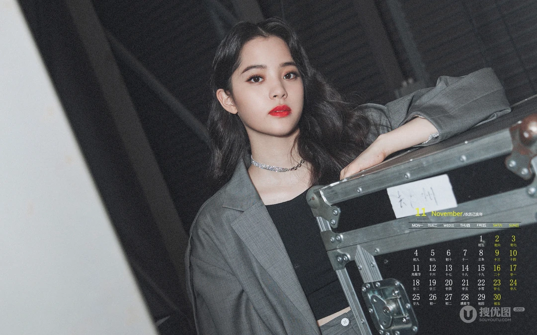微卷长发美女欧阳娜娜高清正装西服桌面壁纸图片