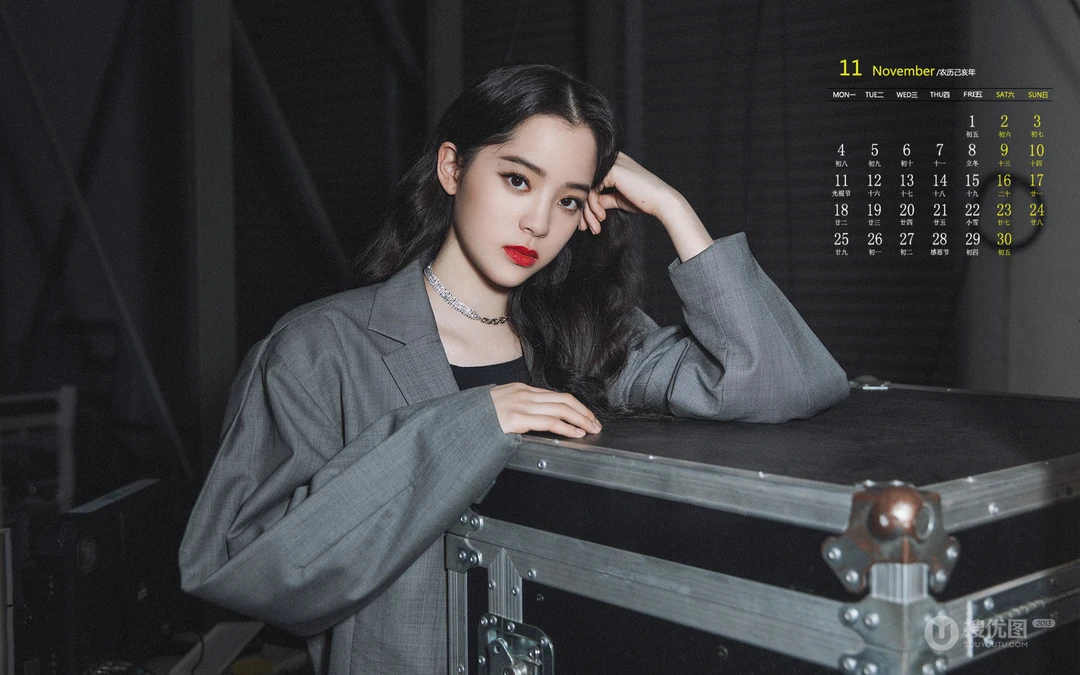 微卷长发美女欧阳娜娜高清正装西服桌面壁纸图片