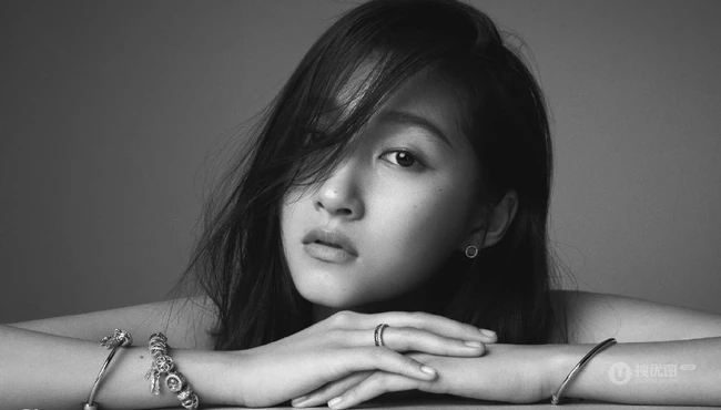 关晓彤趴桌子上露半身惬意高清黑白写真图片