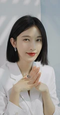 张俪白色西服反穿搞怪气质图集，短发造型清爽靓丽