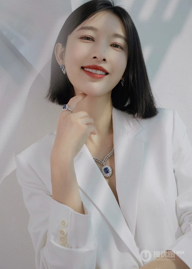 张俪白色西服反穿搞怪气质图集，短发造型清爽靓丽
